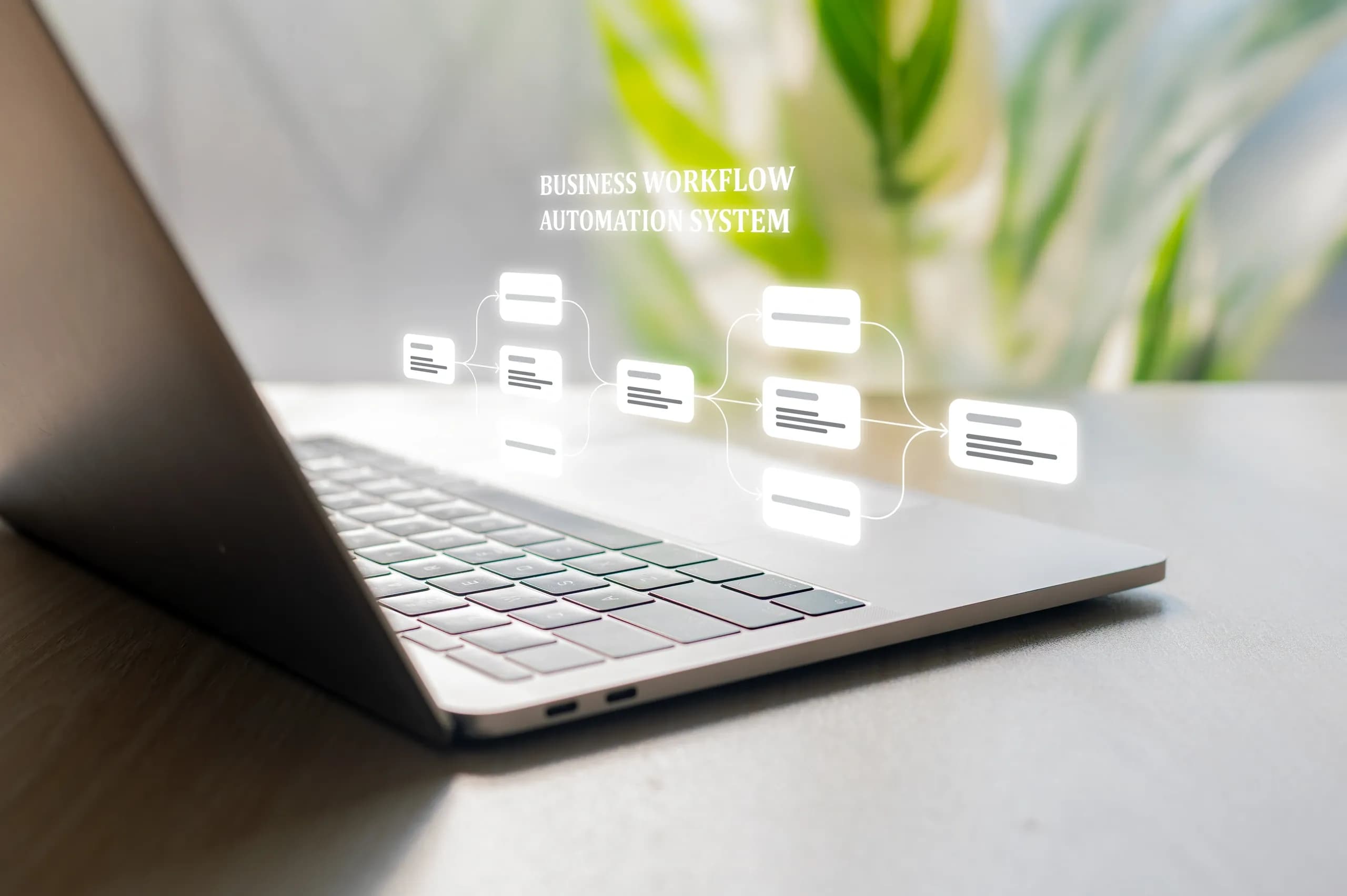 Notebook com um fluxo de automação de processos projetado sobre o teclado